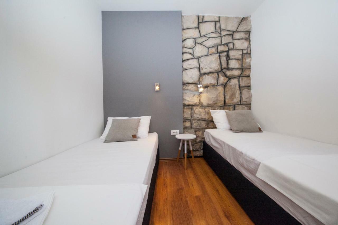 Apartments And Mobile Homes Makarska Room photo